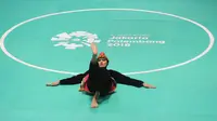 Pesilat Indonesia, Puspa Arumsari, saat beraksi pada Asian Games di Arena Silat TMII, Jakarta, Senin (27/8/2018). Puspa meraih medali emas kelas seni kategori tunggal putri dengan nilai 467. (Merdeka.com/Arie Basuki)