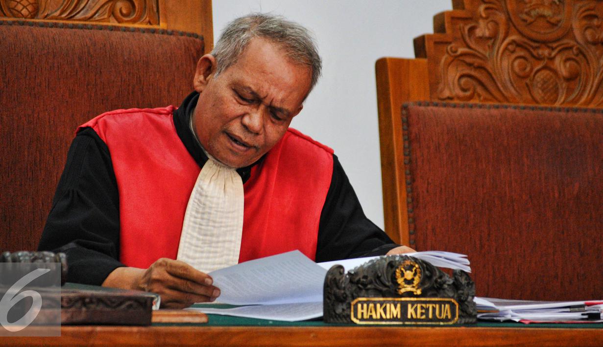 Hakim, Ganjar Pasaribu memutuskan untuk menggugurkan permohonan praperadilan mantan Gubernur Papua Barnabas Suebu melawan Komisi Pemberantasan Korupsi (KPK) di Pengadilan Negeri Jakarta Selatan, Selasa (7/7/2015). (Liputan6.com/Yoppy Renato)