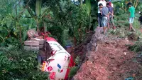  Truk pengangkut Bahan Bakar Minyak (BBM) jatuh ke dalam jurang di Jalan Raya Cigudeg-Jasinga tepatnya di Kampung Gardu Cilame, Kecamatan Ciguged, Kabupaten Bogor, Jumat (22/4/2016) pagi.