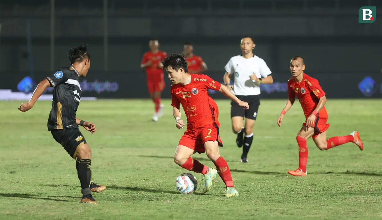 <p>Pemain Persija Jakarta, Ryo Matsumura (kanan) berusaha melewati pemain Dewa United, Henhen Herdiana pada laga pekan ke-10 BRI Liga 1 2023/2024 di Stadion Indomilk Arena, Tangerang, Jumat (25/8/2023). (Bola.com/M Iqbal Ichsan)</p>