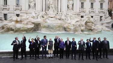 Para pemimpin G20 berpose di depan Air Mancur Trevi selama acara KTT G20 di Roma, Minggu, 31 Oktober 2021 (AP Photo)