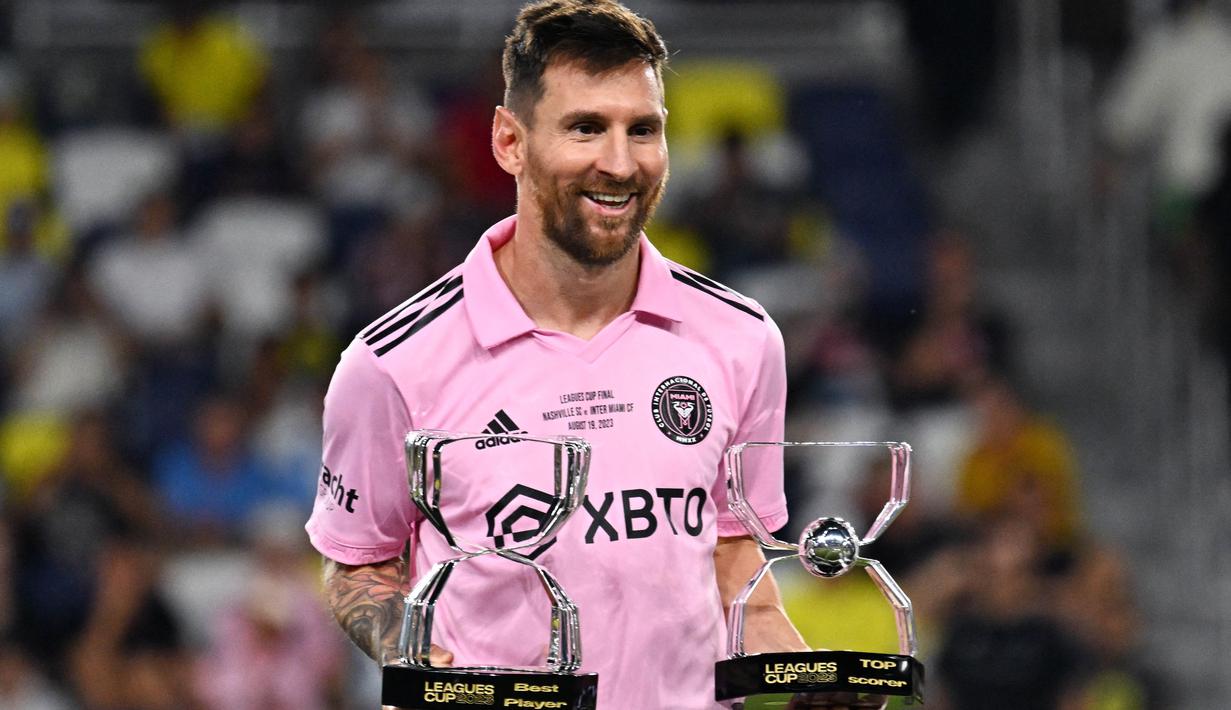 Pemain Inter Miami, Lionel Messi, memegang dua penghargaan sekaligus setelah membawa klubnya meraih juara  Leagues Cup 2023 yang berlangsung di Geodis Park, Minggu (20/8/2023). Messi meraih penghargaan raihan gol terbanyak dengan 10 gol dan juga dinobatkan sebagai Pemain Terbaik. (AFP/Chandan Khanna)