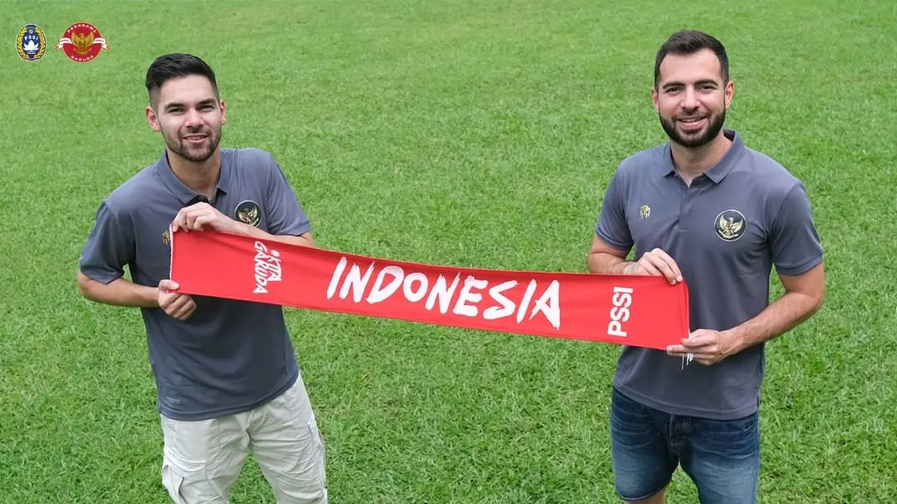 Sandy Walsh dan Jordi Amat dengan syal Timnas Indonesia.