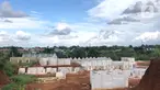 Suasana pembangunan perumahan di kawasan Depok, Jawa Barat, Selasa (7/4/2020). Berdasarkan survey pasar sekunder yang dilakukan oleh IPW pada triwulan pertama-2020, pergerakan harga perumahan di pasar sekunder cenderung melambat akibat penyebaran Covid-19.  (Liputan6.com/Immanuel Antonius)
