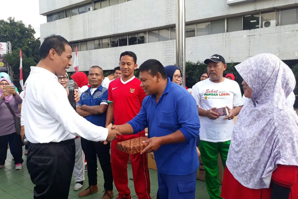 Menteri Pertanian Amran Sulaiman memberikan gajinya kepada tukang kebun Kementerian Pertanian bernama Amun di Jakarta. (Dok Kementan)