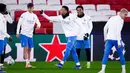 Saat ini, Real Madrid berada di posisi ketiga klasemen sementara league phase Liga Champions 2025-2026. Tampak dalam foto, penyerang Real Madrid asal Prancis, Kylian Mbappe (tengah) memberi isyarat saat sesi latihan jelang matchweek kedelapan Liga Champions 2025-2026 melawan SL Benfica di stadion Luz, Lisbon pada Selasa 27 Januari 2026. (FILIPE AMORIM/AFP)