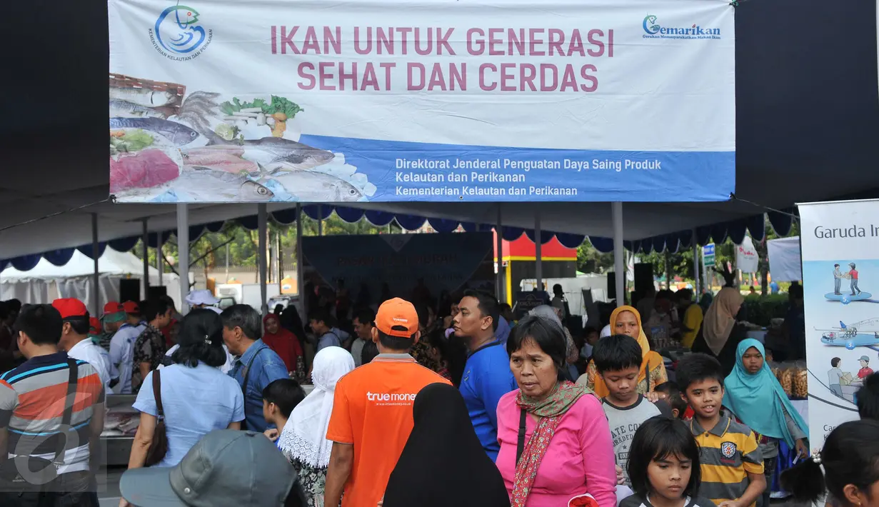 Suasana keramaian pasar ikan murah di Pelataran Parkir Sarinah, Thamrin, Jakarta Pusat, Minggu (26/6). Kementerian KKP juga memberi kesempatan kepada pelaku usaha rumahan untuk berkreasi menghasilkan olahan ikan. (Liputan6.com/Gempur M Surya)