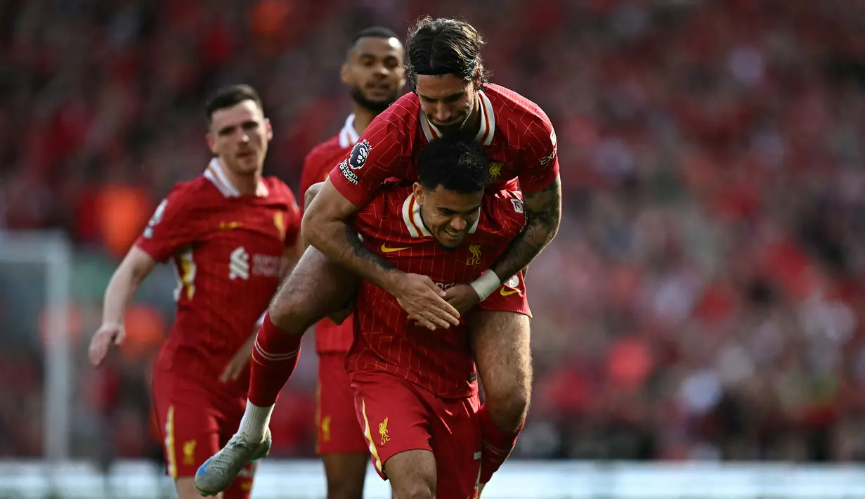 Pemain Liverpool, Dominik Szoboszlai merayakan gol yang dicetak oleh Luis Diaz ke gawang Tottenham Hotspur dalam laga lanjutan Liga Inggris 2024/2025 di Anfield, Liverpool, Inggris, Minggu (27/04/2025) waktu setempat. (AFP/Paul Ellis)