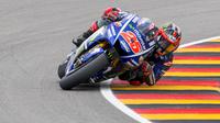 Pebalap Movistar Yamaha, Maverick Vinales, dibuat bingung dengan performa motornya yang belum mampu memberikan penampilan konsisten di MotoGP 2017.(AFP/Robert Michael)