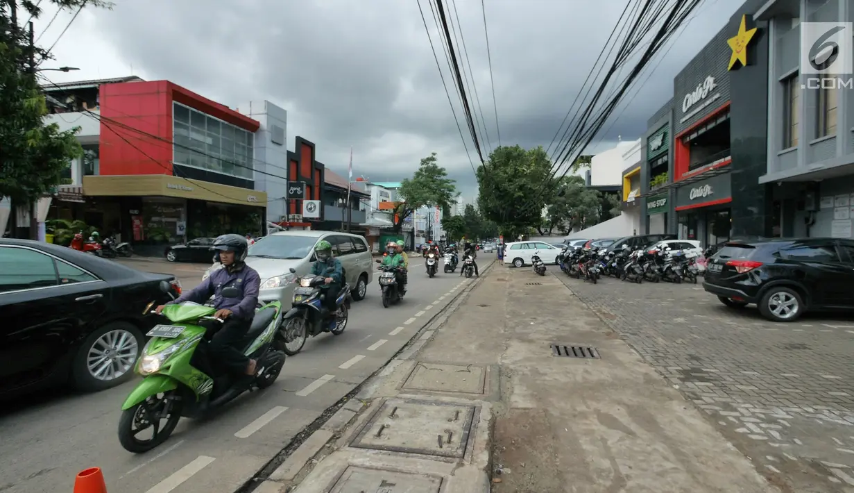 Kondisi  trotoar di kawasan Kemang, Jakarta, Kamis (21/2). Pemprov DKI Jakarta berencana menata trotoar di kawasan Kemang, Jakarta Selatan, seperti trotoar di kawasan Jalan Sudirman dan Jalan MH Thamrin. (Liputan6.com/Herman Zakharia)