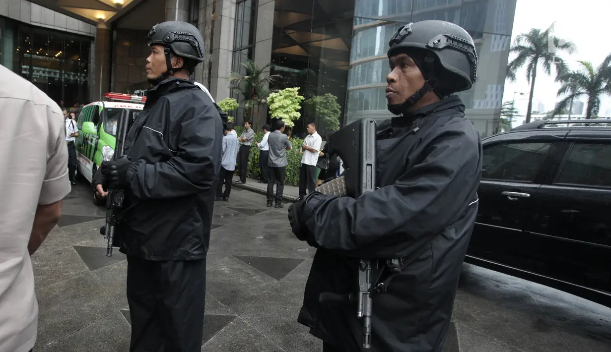 Petugas kepolisian bersenjata berjaga di sekitar lokasi Gedung BEI, Jakarta, Senin (15/1). Belum diketahui penyebab insiden tersebut. (Liputan6.com/Arya Manggala)