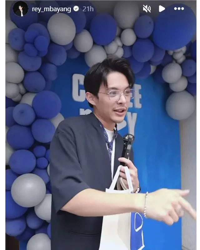 Biasa tampil klimis kini berkumis, 6 potret terbaru Rey Mbayang ini bikin pangling, penuh karisma