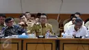 Menteri Dalam Negeri Tjahjo Kumolo (tengah) saat Rapat dengan Pansus RUU Penyelenggaraan Pemilu di Komplek Parlemen Senayan, Jakarta, Senin (13/2). (Liputan6.com/Johan Tallo)