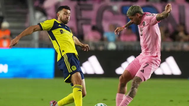 Duel Rodrigo de Paul (kanan) melawan Patrick Yazbek di laga Inter Miami vs Nashville di laga pertama ronde pertama babak playoff MLS Eastern Conference di Chase Stadium, Sabtu (25/10/2025). (AP Photo/Marta Lavandier)