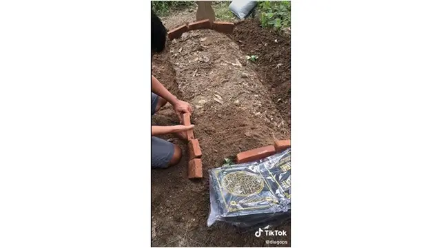 Pria Ini Ajak Pacarnya ke Kuburan, Aksi Bawa Bahan Bangunan Bikin Haru