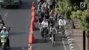 Gubernur DKI Jakarta Anies Baswedan bersama jajaran melakukan test jalur sepeda dari Jakarta International Veldrome menuju Balai Kota DKI Jakarta, Jumat (20/9/2019). Menurut Anies, dengan beralih ke sepeda ketergantungan kepada kendaraan bermotor bisa dikurangi. (Liputan6.com/Faizal Fanani)