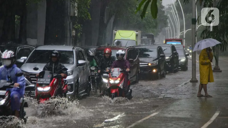 Diguyur Hujan sejak Dini Hari, Kawasan Cempaka Putih Tergenang Banjir