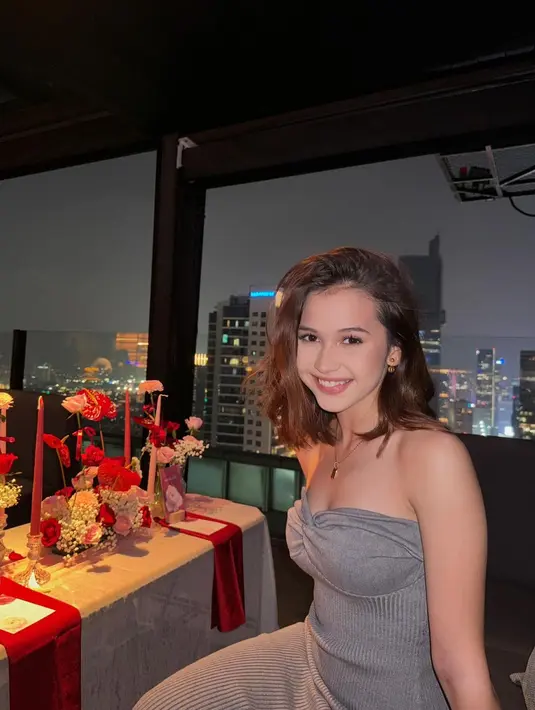 Kenakan pleated strapless dress, Sandrina Michelle terlihat percaya diri dengan tampilan messy hair [@sandrinna_11]