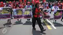Massa perempuan dari beberapa elemen melakukan long march menuju Istana Presiden, Jakarta, Selasa (8/3). Aksi memperingati Hari Perempuan Internasional ini menuntut pemerintah menegakkan keadilan terhadap perempuan Indonesia. (Liputan6.com/Gempur M Surya)