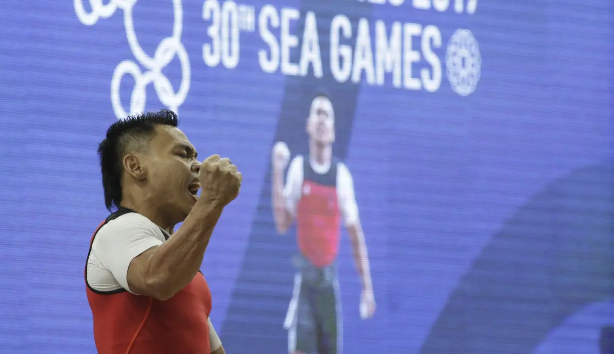 Lifter Eko Yuli usai melakukan angkatan saat SEA Games 2019 cabang angkat besi nomor 61 kg di Stadion Rizal Memorial, Manila, Minggu (1/12). Dirinya meraih emas dengan total angkatan 309 kg. (Bola.com/M Iqbal Ichsan)