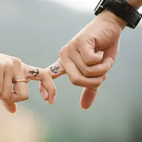 Mulai dari menjaga ruang pribadi hingga menghindari perhatian berlebihan, ada berbagai pertimbangan di balik keputusan memperkenalkan pasangan secara perlahan. (Foto/Dok: Pexels)