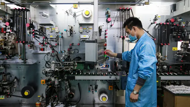 Mengintip Aktivitas Pekerja Pabrik Baterai di China