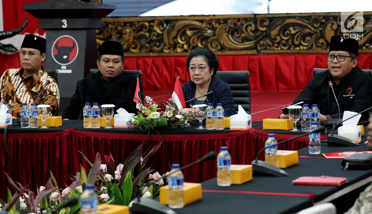 Suasana saat Ketua Umum PDIP Megawati Soekarnoputri melakukan pertemuan dengan organisasi Ikhwanul Muballighin di DPP PDIP, Jakarta, Kamis (26/4). Pertemuan ini juga untuk menjalin silaturahmi. (Liputan6.com/JohanTallo)
