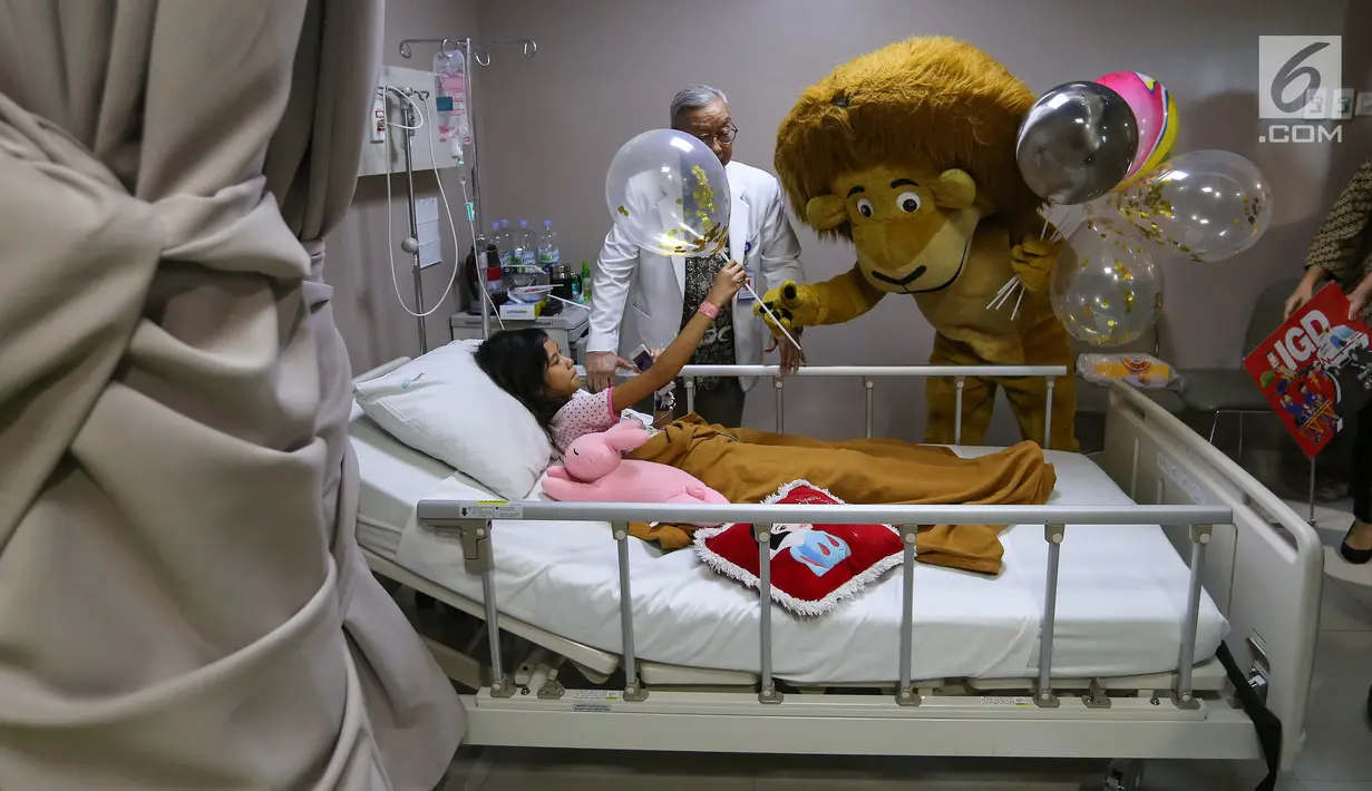 Badut berkostum singa dan dokter memberikan balon dan puzzle kepada pasien anak di Siloam Hospitals ASRI, Jakarta, Selasa (23/7/2019). Di Hari Anak Nasional, Siloam Hospitals Group menggelar kegiatan customer centric initiatives berupa pembagian permainan edukasi puzzle. (Liputan6.com/Fery Pradolo)