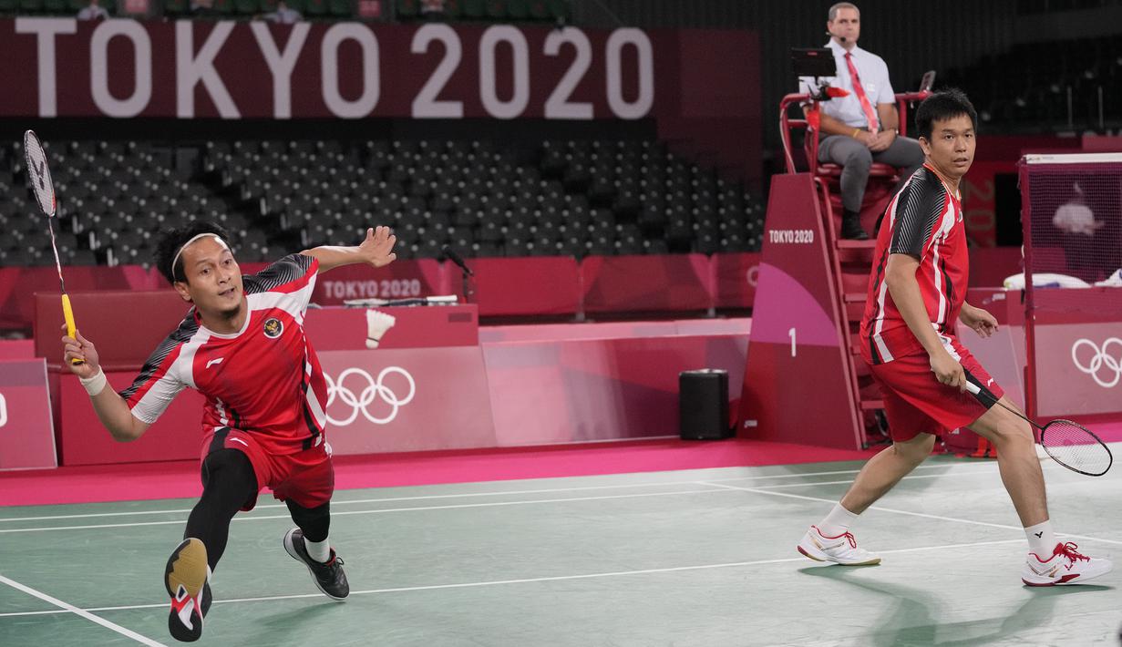 Mengawali laga di gim pertama, duel berlangsung ketat. Skor 4-4 hingga 7-7 terjadi, sebelum Aaron Chia/Soh Wooi Yik merebut interval gim pertama 11-8. Mohammad Ahsan/Hendra Setiawan kemudian bangkit dan berbalik unggul 12-11 hingga merebut gim pertama 21-17. (Foto: AP/Dita Alangkara)