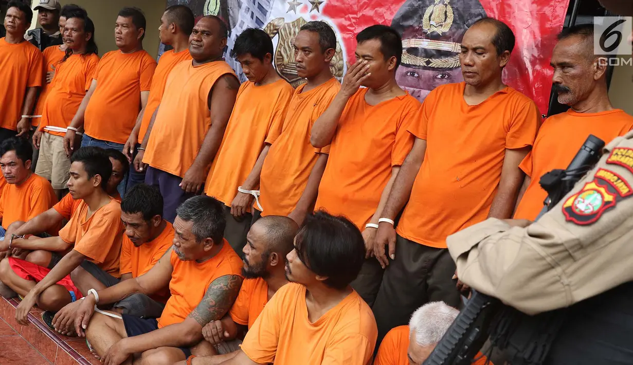 Tersangka kasus premanisme dihadirkan di Mapolres Metro Jakarta Barat, Senin (12/11). Polisi menangkap 23 pria dari dua kasus berbeda karena  tindakan perusakan, intimidasi, pengusiran, dan penguasaan lahan di Jakbar. (Liputan6.com/Immanuel Antonius)