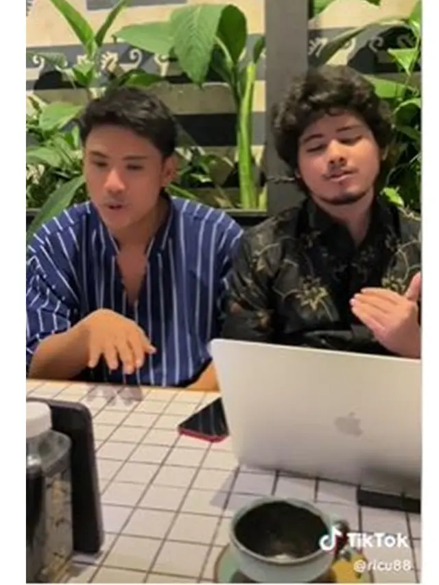 6 Potret Penampilan Aliando yang Kembali Bikin Pangling, Reuni Bareng Ricky Cuaca