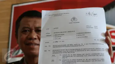 Kadiv Humas Mabes Polri Irjen Pol Anton Charliyan menunjukan surat telegram di Jakarta, Jumat (4/9/2015). 71 pejabat Polri termasuk Kabareskrim Komjen Budi Waseso dan Kepala BNN Komjen Anang Iskandar mengalami mutasi jabatan.(Liputan6.com/Herman Zakharia)