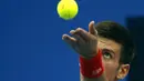 Petenis  Novak Djokovic melakukan servis ke arah petenis Italia Simone Bolelli di China Open tennis tournament, Beijing, China, Selasa (06/10/2015).  (REUTERS/Kim Kyung-Hoon)