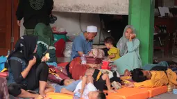 Saat ini, tim pencari dan penyelamat gabungan sudah berhasil mengevakuasi 89 korban luka dan satu orang dinyatakan meninggal dunia imbas ambruknya bangunan musala di Ponpes Al Khoziny. (AP Photo/Trisnadi)