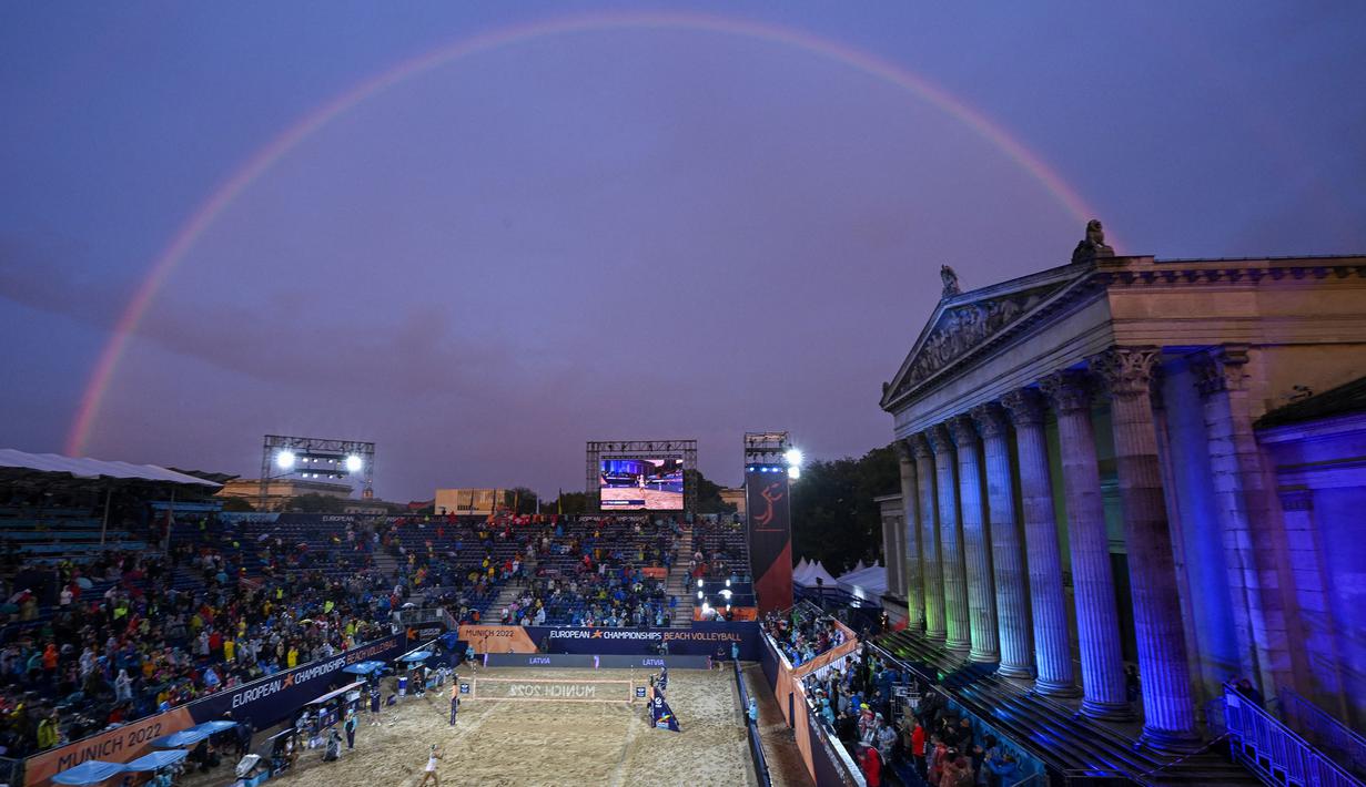 Pelangi terlihat di langit menjelang pertandingan perebutan medali emas Putri antara tim Latvia melawan tim Swiss pada ajang European Championships 2022 di Munich, Jerman, pada 20 Agustus 2022. (AFP/Tobias Schwarz)