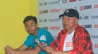 Pelatih Persegres Gresik United Hanafi (kanan) mengakui Arema FC lebih kuat dari timnya. Gresik United kalah 0-2 dalam lanjutan Liga 1 di Stadion Kanjuruhan, Malang, Rabu (25/10/2017). (Liputan6.com/Rana Adwa)