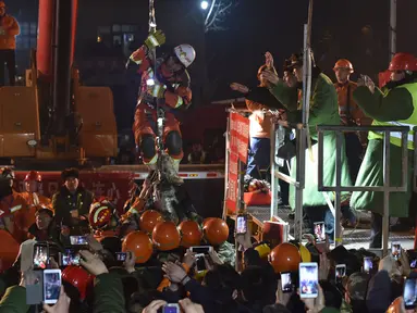 Seorang penambang diangkat dari tambang yang runtuh di Pingyi, Provinsi Shandong, China, Jumat (29/1). Empat penambang berhasil diselamatkan dari tambang yang runtuh setelah terperangkap selama 36 hari di bawah tanah. (REUTERS/China Daily)