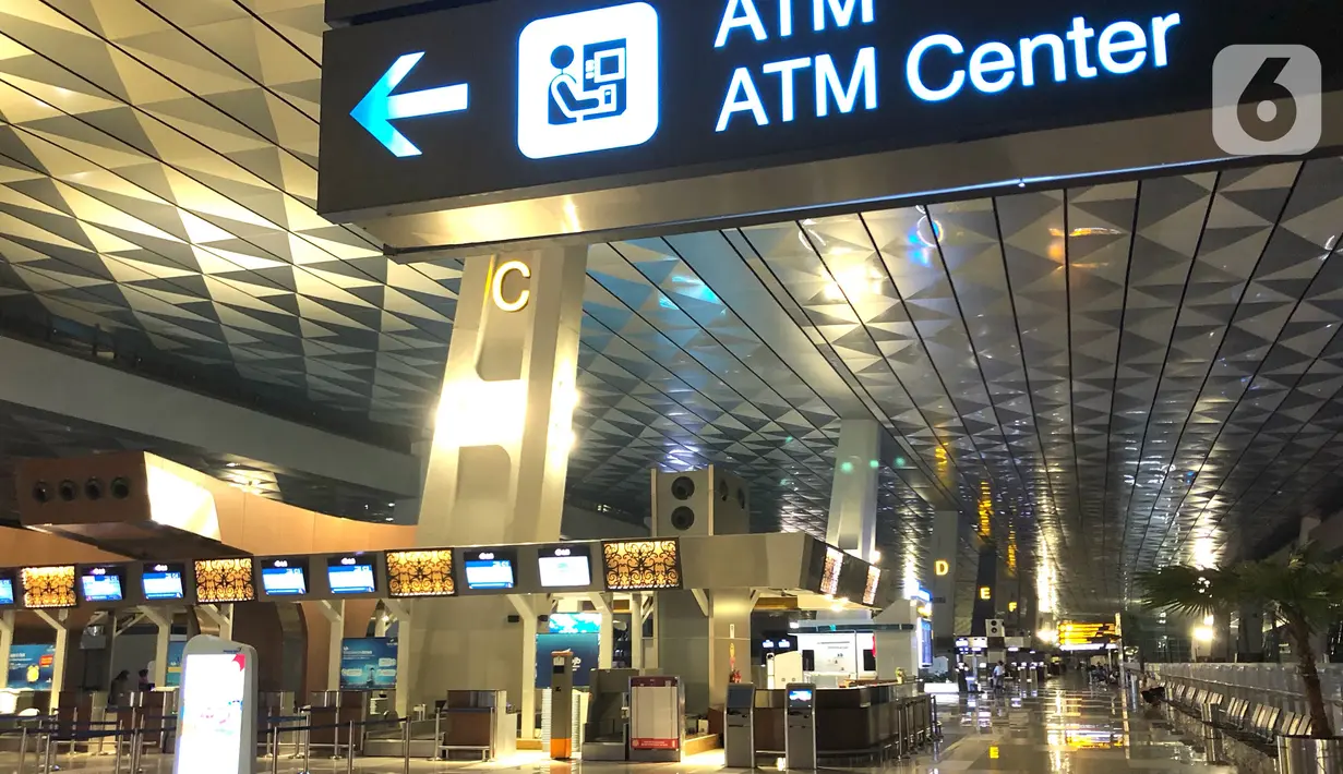 Suasana lengang di Terminal 3 Bandara Internasional Soekarno-Hatta, Tangerang, Kamis (30/4/2020). Dibatalkannya sebagian besar penerbangan akibat pembatasan moda transportasi guna mencegah penyebaran Covid-19 menyebabkan kondisi bandara lebih sepi dibanding biasa. (Liputan6.com/Immanuel Antonius)