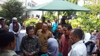 Wapres Jusuf Kalla atau JK saat menyambut kedatangan Wagub terpilih DKI Jakarta Sandiaga Uno. (Liputan6.com/Putu Merta SP) 
