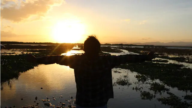 Menikmati Sunset di Danau Limboto