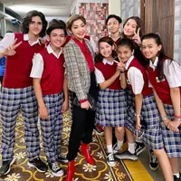 Potret Windy Wulandari Bersama Pemain Muda Dari Jendela SMP. (Sumber: Instagram.com/windyario)