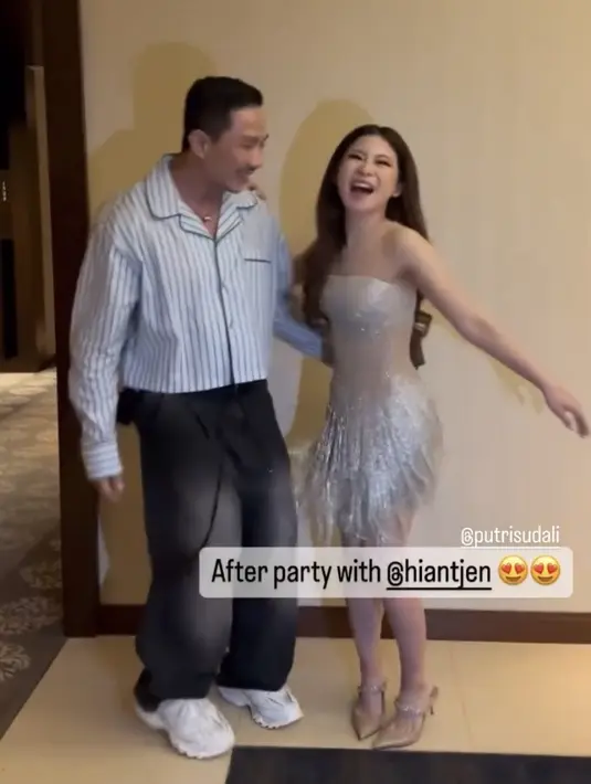 Saat after party, Putri tampil dengan mini dress tube warna silver. Membuatnya tampil glamor. [@viosudali]