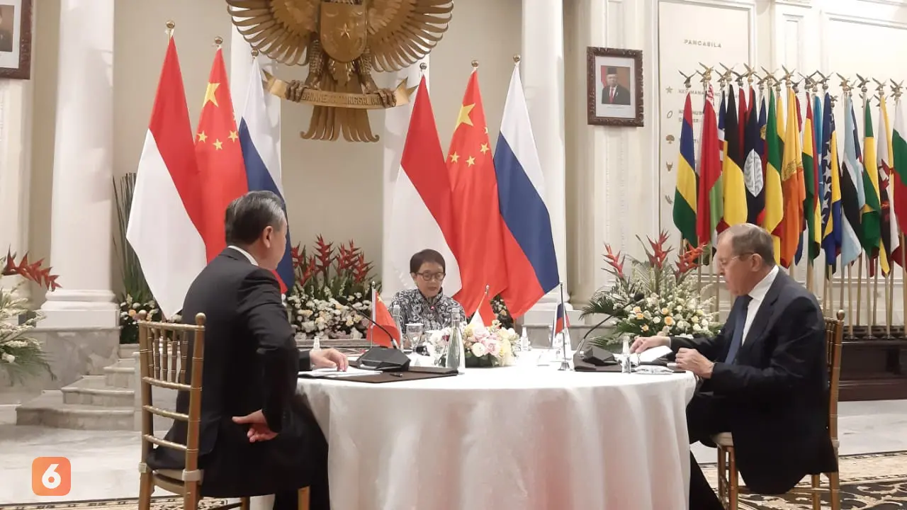 Pertemuan antara Menlu RI Retno Marsudi, diplomat top China Wang Yi, dan Menlu Rusia Sergey Lavrov di Gedung Pancasila, Kemlu RI, Rabu (12/7/2023).