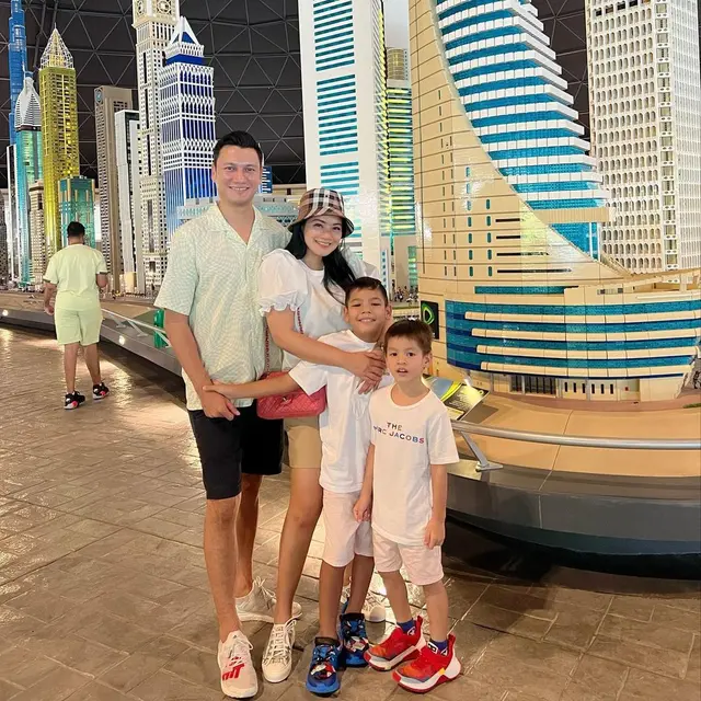 10 Potret Titi Kamal dan Christian Sugiono Ajak Anak Liburan ke Dubai, Seru Banget