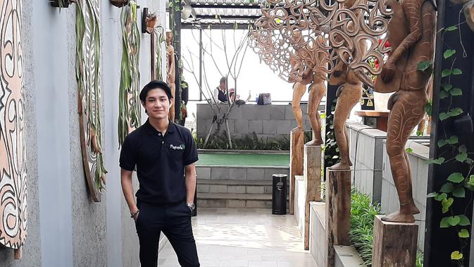 Teuku Rasya saat pembukaan restorannya (Liputan6.com/Pramita Tristiawati)