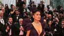 Salma Hayek mengenakan kostum dengan garis leher V yang dalam. Kostum ini memiliki siluet mermaid dan balon pada bagian bahu, yang cantik. Foto: Instagram.