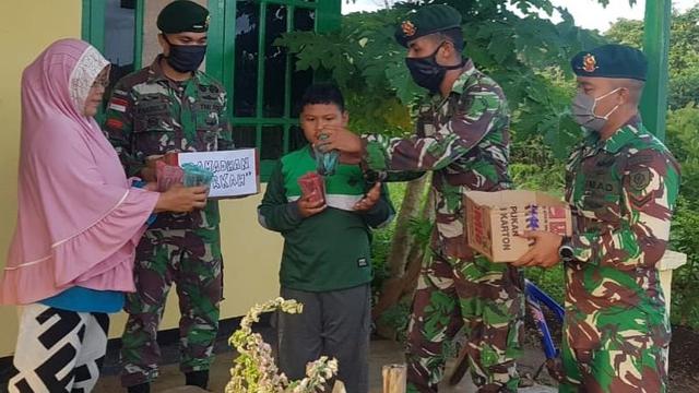 Prajurit TNI Yonif 411 Kostrad Bagikan Takjil di Tapal Batas