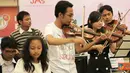 Citizen6, Jogjakarta: Peserta lomba JMS sedang melakukan aksi dengan memainkan alat musik biola. (Pengirim: Chasan)