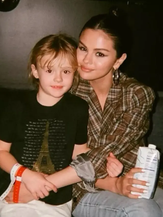 Gaya Selena Gomez Bersama Adik, credit: (@goldenglobes)