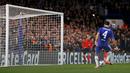 Cesc Fabregas saat mencetak gol keempat ke gawang Maccabi Tel-Aviv pada laga grup Liga Champions, di Stamford Bridge, London, Kamis (17/9/2015) dini hari WIB. (Reuters/Stefan Wermuth)